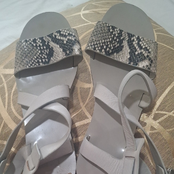 Marc Fisher Wome's Gray and Snake Print Sandals Size 8M - Picture 9 of 12